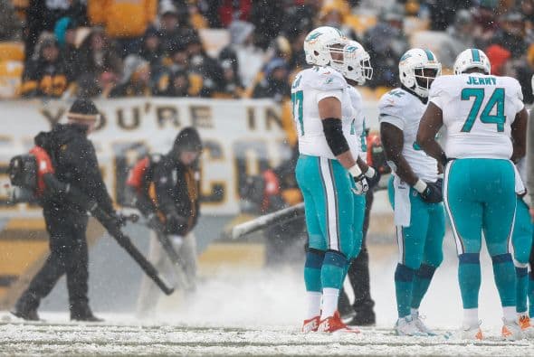 Los fanáticos de los Dolphins ya no hablan de la controversia Incognito/Martin, ni si Ireland o Philbin estarán con el equipo en el 2014, sino que pasan horas calculando… ¡porque tenemos chance de ir a los playoffs! Al principio de la temporada, y sobre todo, después de perder -casi deshonrosamente- contra Tampa Bay y Buffalo, los comentarios sobre Miami eran negativos. Qué si las novatadas, qué si Tannenhill, qué si el running game, qué si la línea ofensiva, que si… qué se yo… Pero ahora, las cosas han cambiado y solo se mencionan las posibilidades que tenemos de jugar en enero. ¡Ay, bendito! Bueno, después de este encontronazo con los portadores de las terribles toallas amarillas, donde salimos vencedores … por media pulgada… 34-28, ya todo me parece posible. Arriba Tannenhill (20 de 33, para 200 yds); arriba Wake and Odrich; arriba Thomas (105 yds, un TD en 16 acarreos); arriba Clay con sus dos TD y arriba Philbin, que mantiene el invicto en la revisión de las jugadas (obtuvo el cambio de “incomplete pass” a TD de Hartline). ¡Arriba, Dolphins, seguimos cuesta arriba!