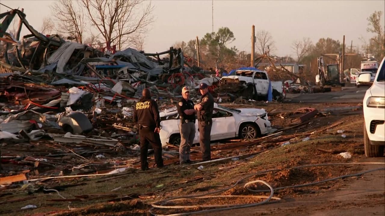<b>En video:</b> Al menos dos tornados golpearon Mississippi la noche del viernes y dejaron enormes daños a su paso.