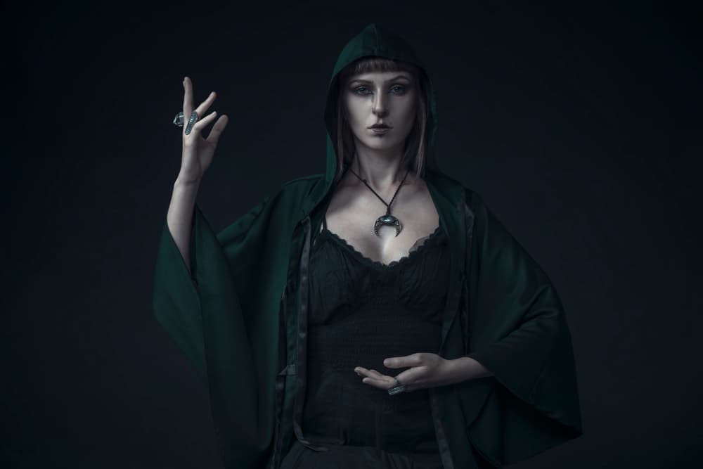 Hay un conocimiento muy antiguo de las sacerdotisas de la luna que empleaban el novilunio según cada elemento zodiacal, ya que se supone que cuando eres de ese elemento y haces algo relacionado con la luna nueva, atraes hacia ti muy buenas vibraciones.