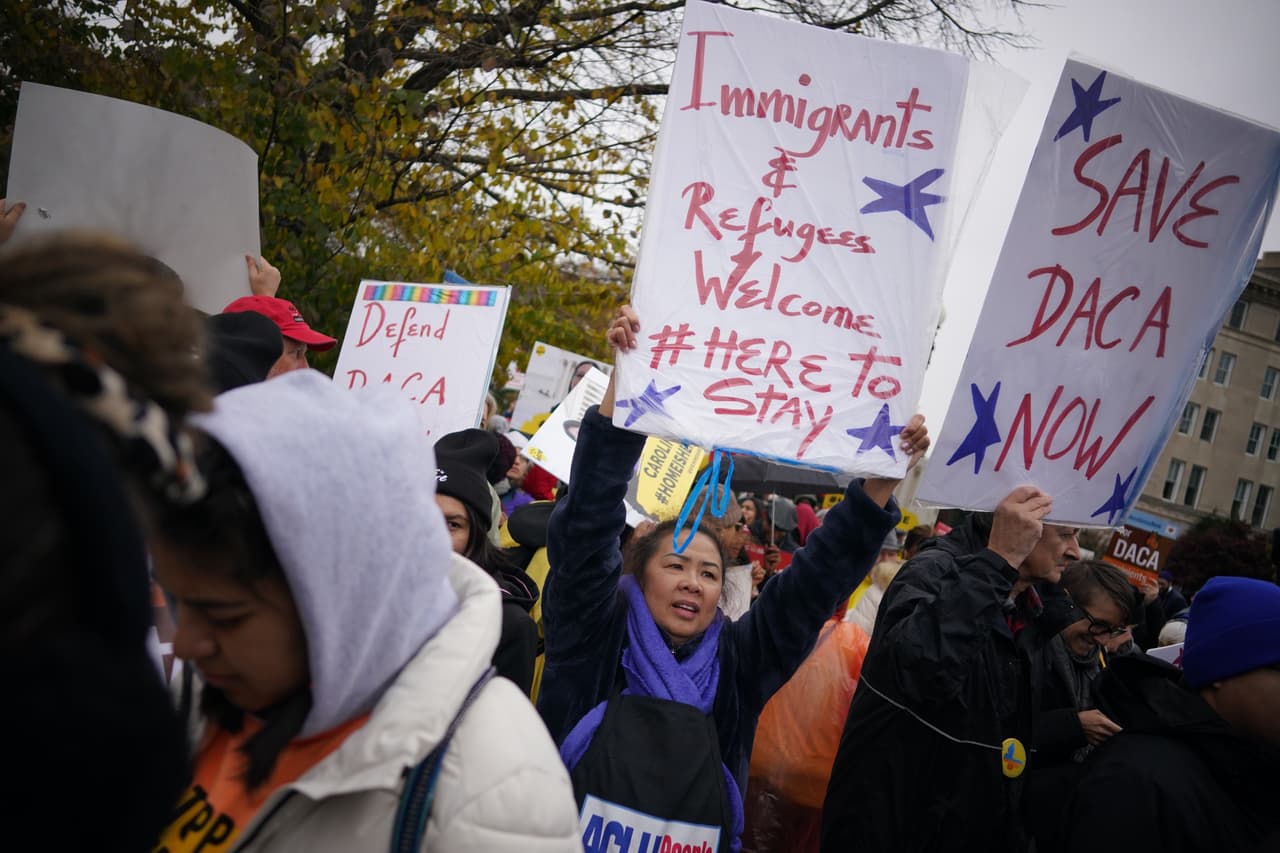 “Inmigrantes y refugiados bienvenidos. Aquí para quedarse”, se lee en uno de los carteles. DACA fue cancelado por Trump el 5 de septiembre de 2017. Cuatro meses más tarde, en enero de 2018, una corte de San Francisco, California, restableció el programa en su totalidad, excepto para nuevas inscripciones.