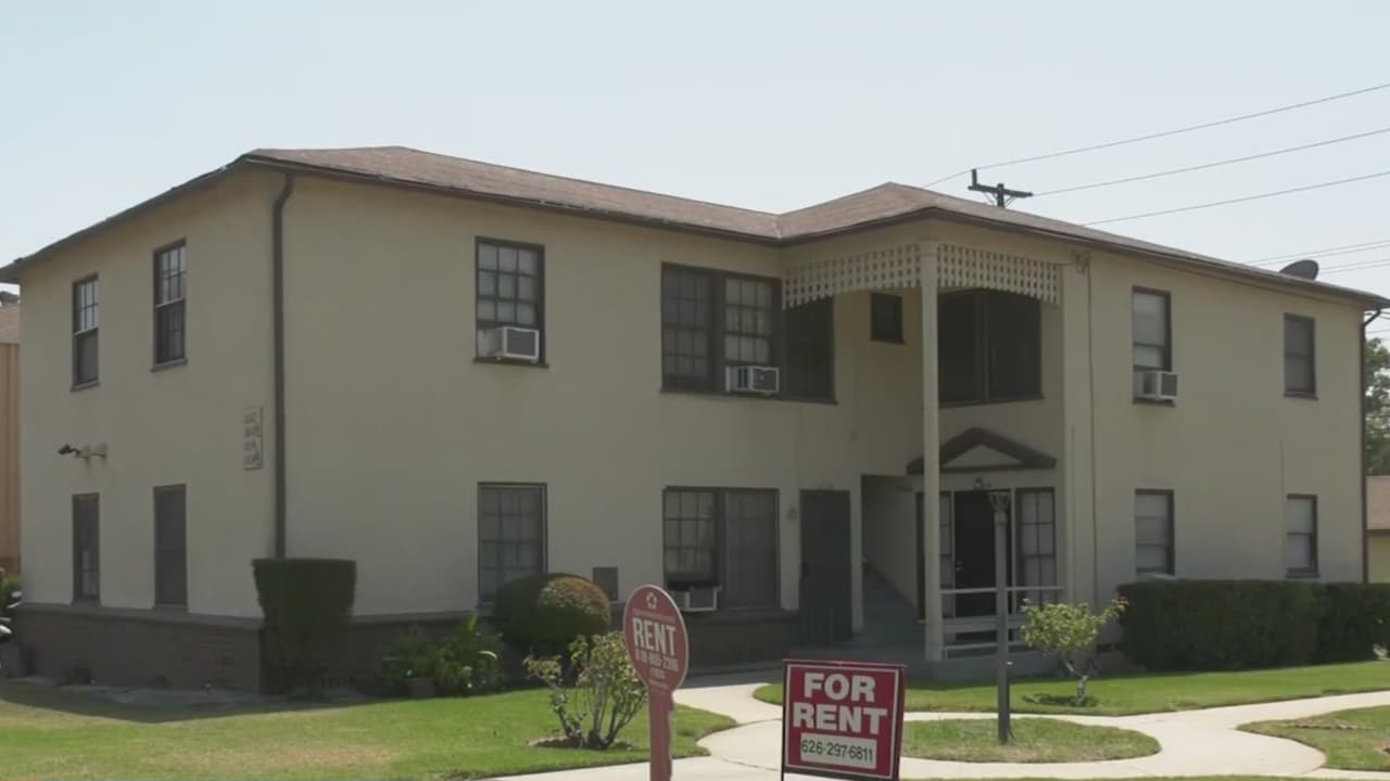 Estudio revela que el alto costo de la vivienda obliga a familias en California a elegir entre comer o pagar renta