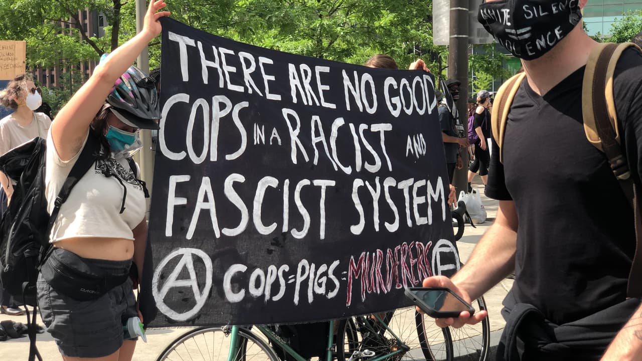 La mayoría de los carteles tenían mensajes exigiendo una reforma el Departamento de la Policía de Filadelfia. 
<br>