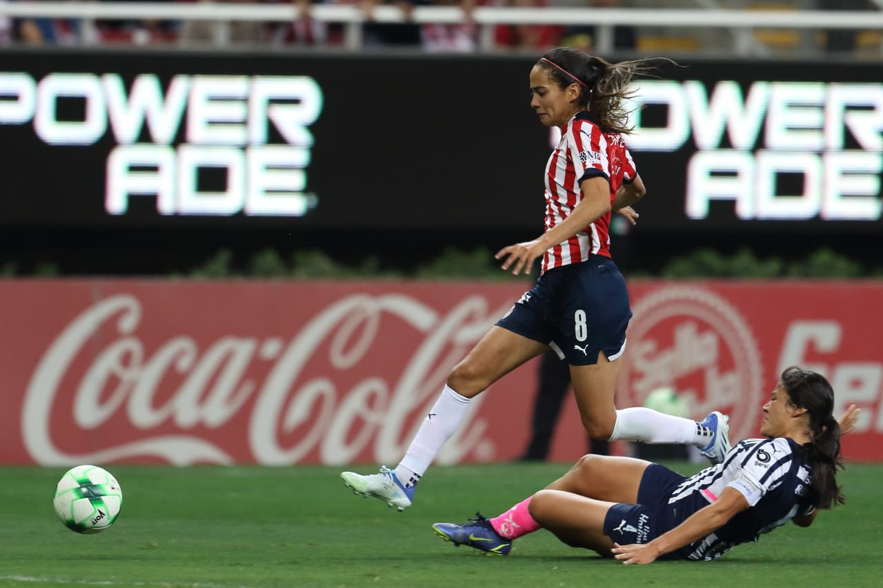 A la media hora, Carolina Jaramillo se armó una jugada de fantasía, se quitó de encima a varias defensas Rayadas y definió al costado para el 1-0 de Chivas.