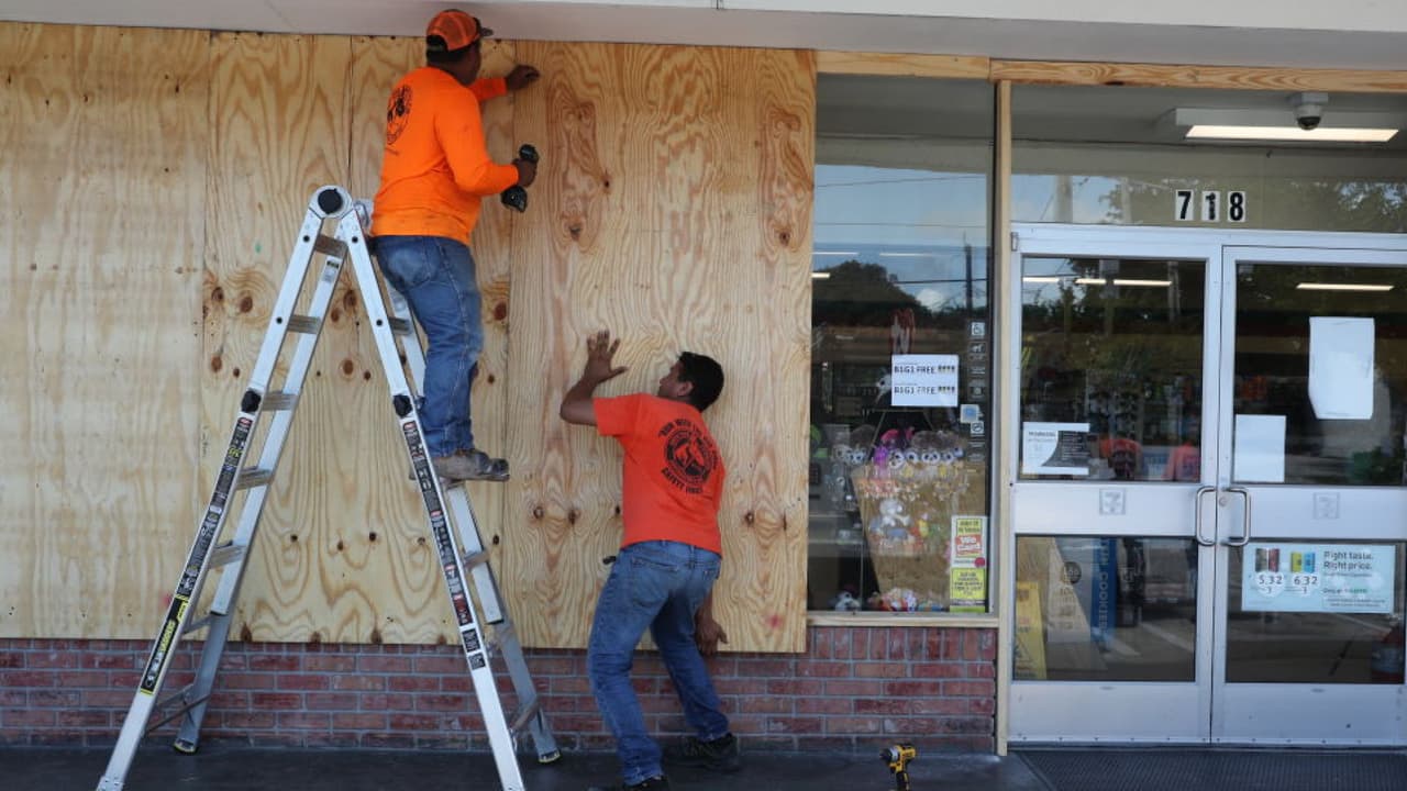 Miami Beach recibe fuertes ráfagas de viento y lluvias mientras la tormenta tropical Eta se acerca a la costa 
