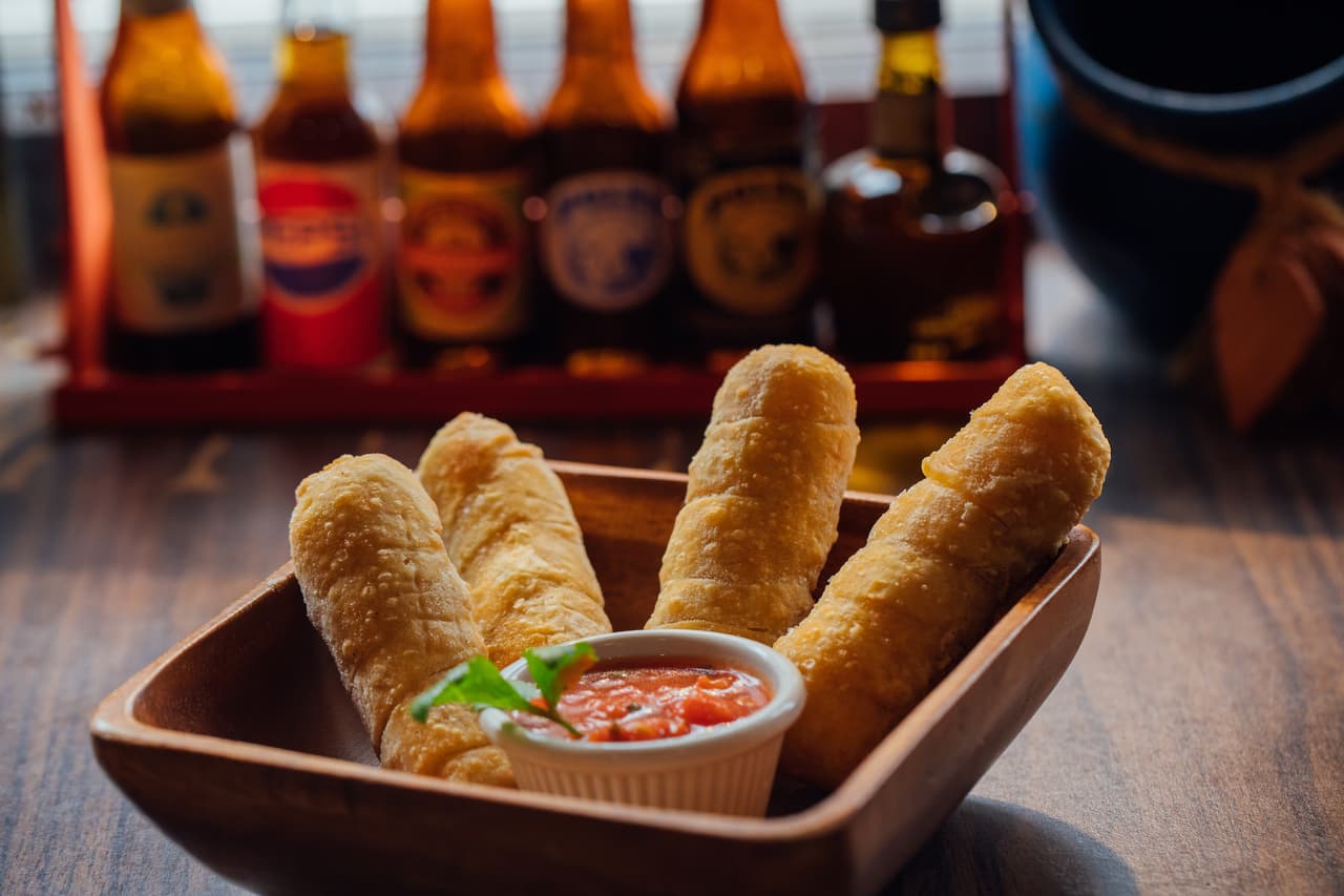 <b>Sazón 2 Go</b>
<br>Dirección: 1308 W Girard Ave Philadelphia, PA 19123
<br>Teléfono: (215) 763-2500
<br>Sitio web: 
<a href="http://sazonphilly.com/">http://sazonphilly.com/</a> 
<br>
<a href="https://www.yelp.com/map/sazon-2-go-philadelphia-2">Cómo llegar</a>
<br>
<br>Restaurante que sirve comida auténtica venezolana variada y que también cuenta con servicio de catering, según su página web.