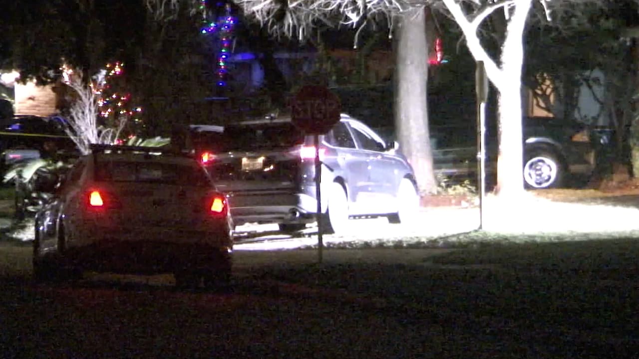 La
<a href="https://www.univision.com/local/houston-kxln/falta-seguridad-abogado-sobre-agresion-sexual-por-parte-de-un-recluso-contra-sargento-en-condado-de-harris-video">Oficina del Alguacil del condado Harris</a> recibió una llamada alrededor de las 9:00 pm sobre un vehículo que había entrado en el patio de una casa, en la cuadra 7400 Log Cradle Dr, al noroeste de Houston.