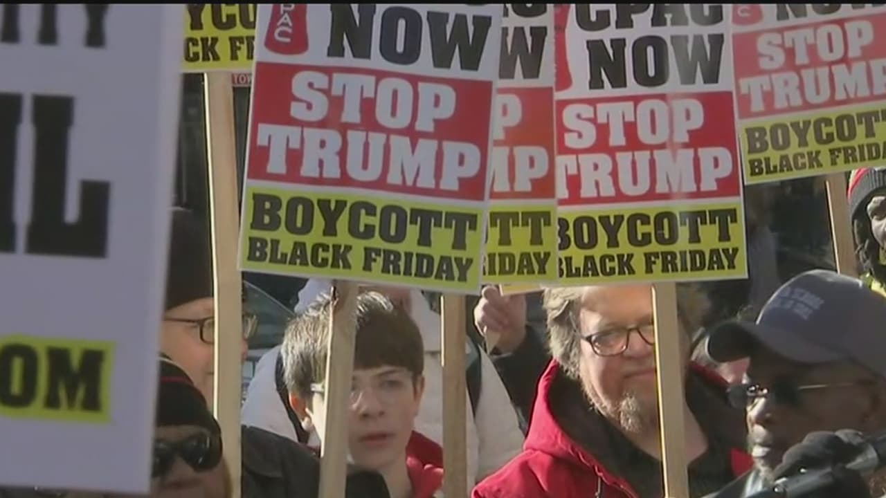 Más de un centenar de personas protestan este Viernes Negro en Chicago contra la brutalidad policial
