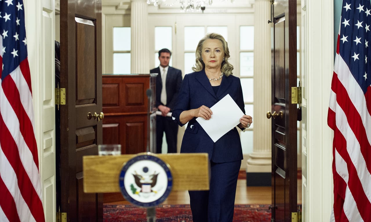 <b>Secretaria de Estado.</b> Hillary Clinton es designada por Barack Obama como Secretaria de Estado desde 2009 hasta 2013. No fueron pocas las dificultades que enfrentó y que la acompañan hasta estos días. En la foto, ofrece declaraciones sobre el asesinato del embajador de Estados Unidos en el edificio del consulado norteamericano en Bengasi, Libia, en 2012. Fue objeto de una investigación por el FBI por manejar correos electrónicos desde un servidor particular, y poner en peligro información clasificada que manejaba como Secretaria de Estado. Finalmente el FBI recomendó no presentar cargos.