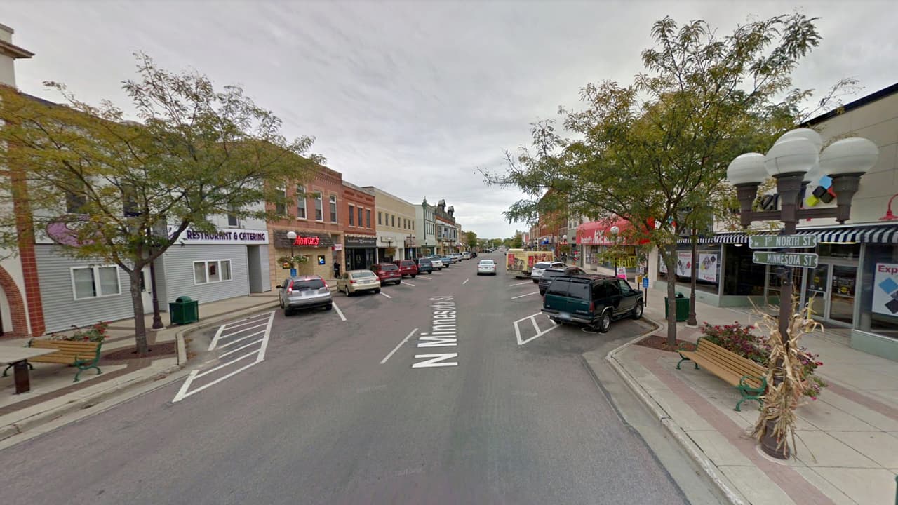 <b>Minnesota: New Ulm. Población: 13,279. Ingreso promedio de un hogar: $52,244. </b>Los residentes de esta ciudad son privilegiados por tener una mayor probabilidad de trabajar y estar financieramente más seguros que la mayoría de los demás estadounidenses. La tasa de pobreza de la ciudad del 8,5% está muy por debajo de la tasa de pobreza nacional del 15,1%.
<br>