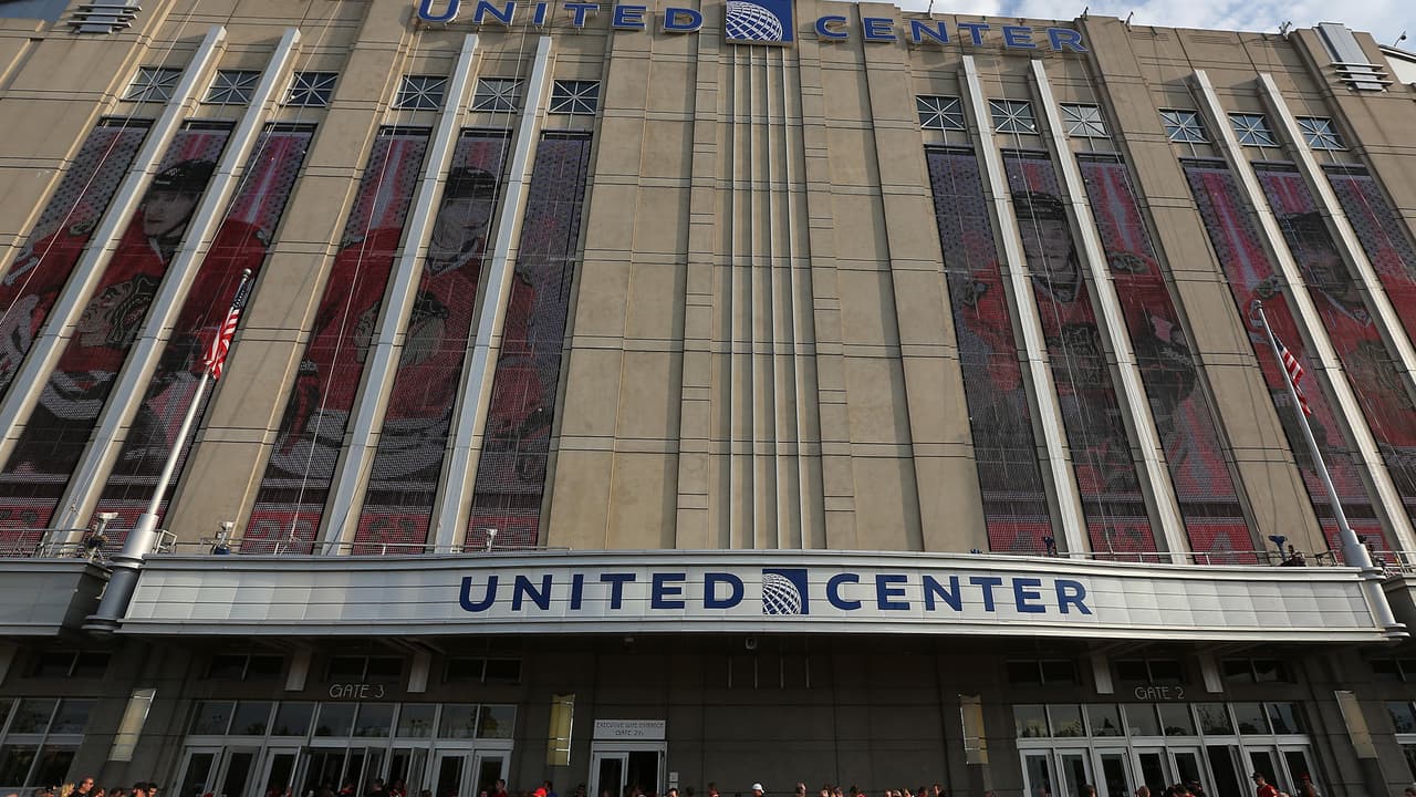 El United Center reabre sus puertas tras fuerte pelea en torneo de baloncesto