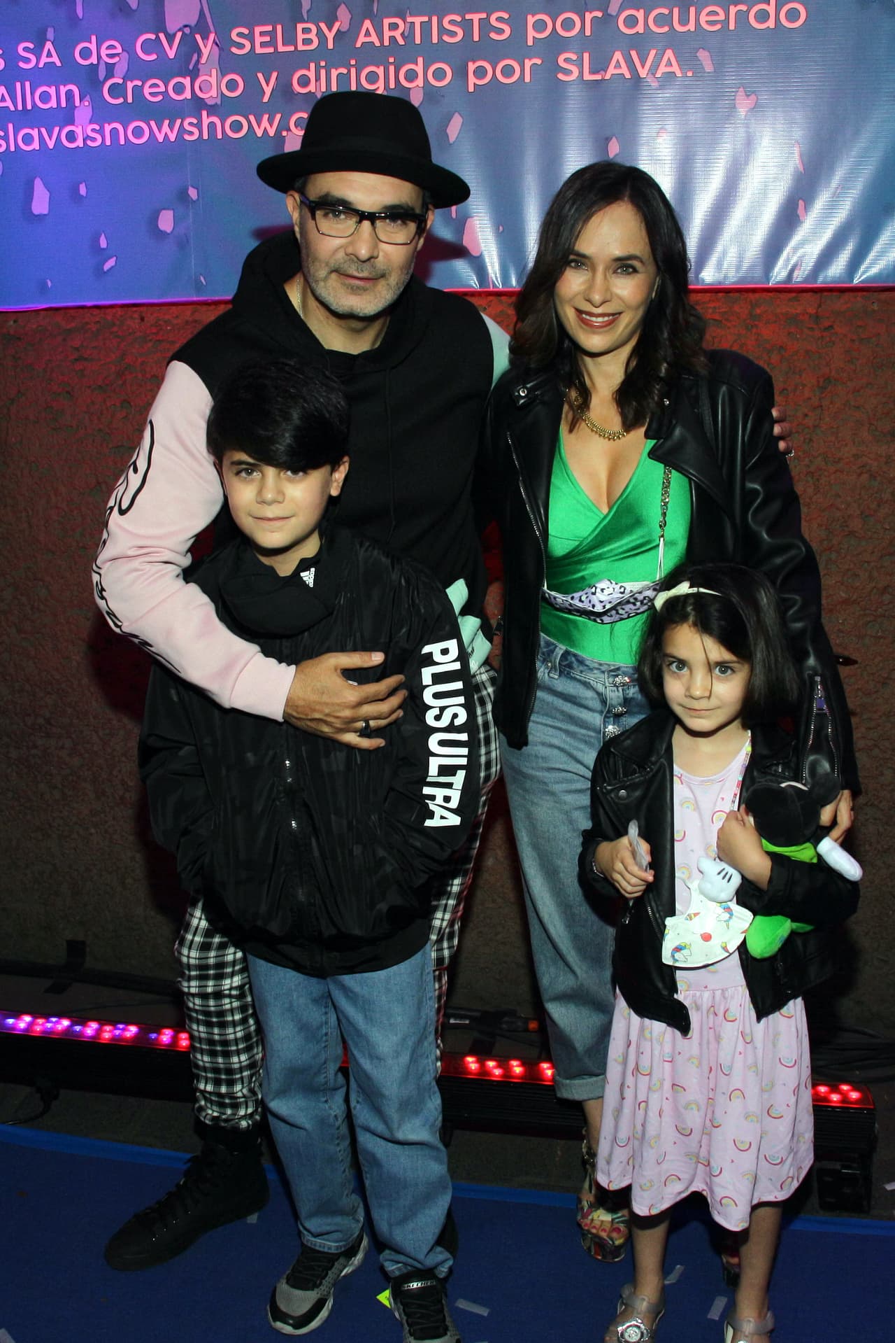 Mauricio Islas y Paloma Quezada junto a sus hijos Emiliano y Frida.