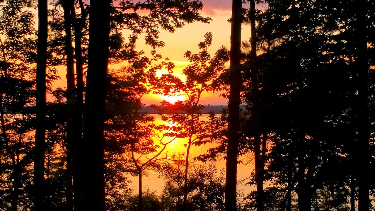 Pero esto mejora particularmente durante los amaneceres o puestas del sol.