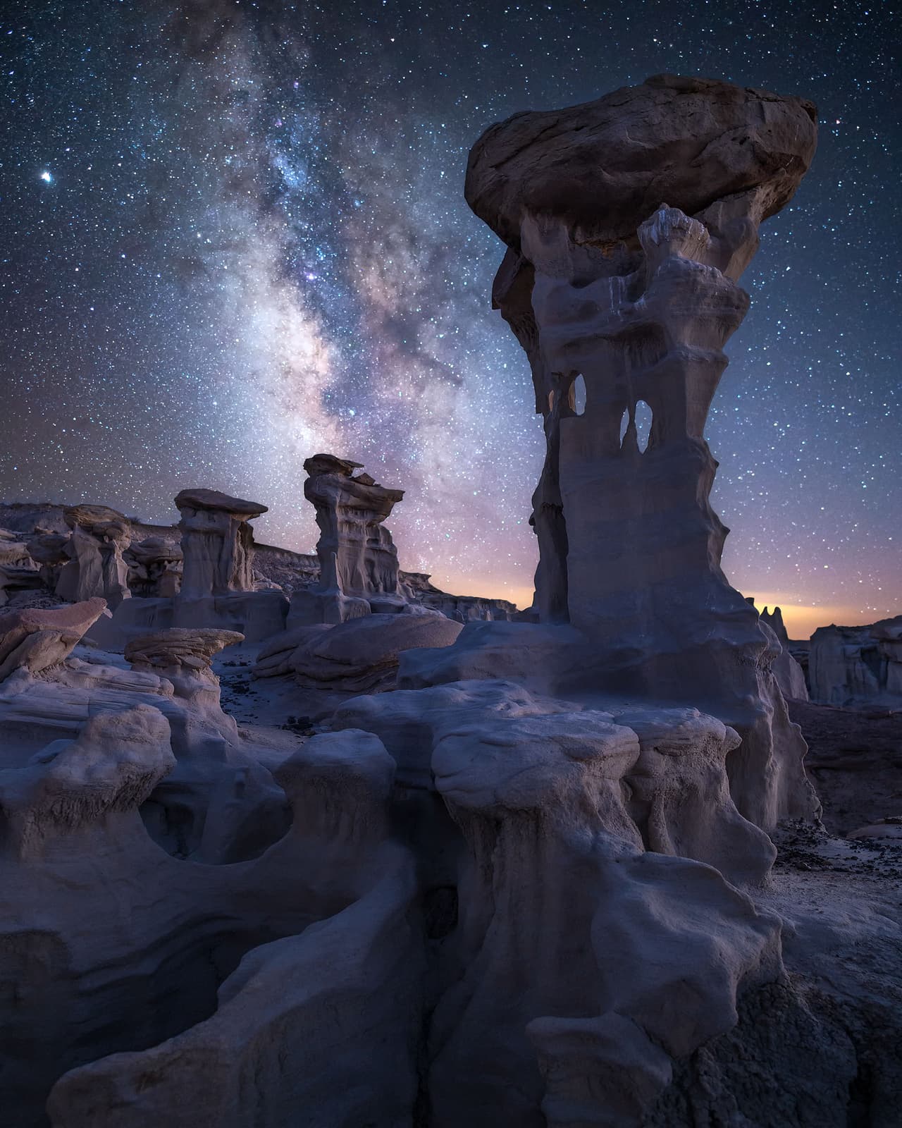 <b>“Noches navajo”, tomada desde Bistsi Badlands, Nuevo México. </b>
<br>
<br>“El oeste americano está inundado de belleza, cultura, historia y tradición, y sitios como este son tesoros para contemplar y apreciar”, explicó el fotógrafo. “Cuando la Vía Láctea se elevó y se asentó donde yo esperaba, ajusté la cámara a la cantidad de luz del cielo para poder completar esta fusión de imágenes”, agregó. 
<br>