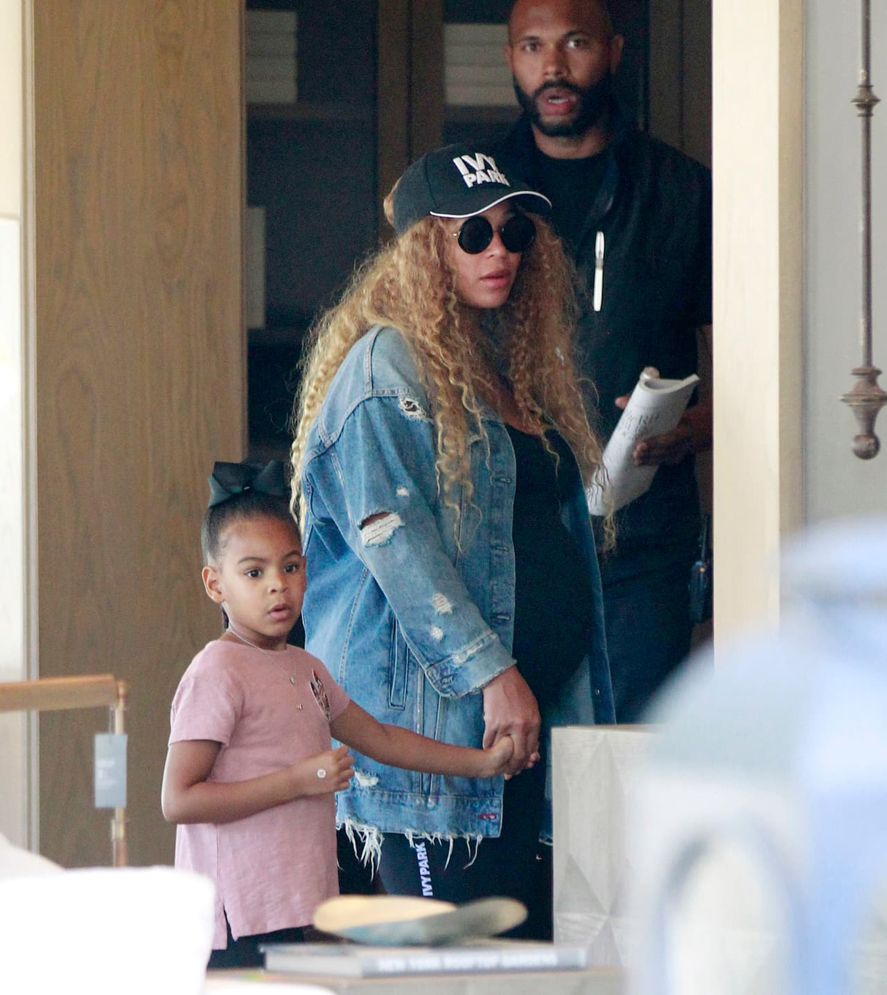 Beyoncé, quien se encuentra en la recta final de su embarazo de gemelos, fue fotografiada por los paparazzis de la mano de su hija Blue Ivy, durante una tarde de compras en Los Ángeles, California.