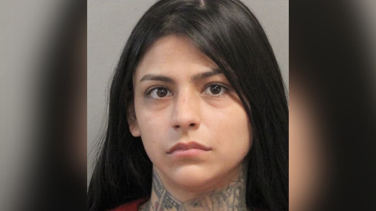 Alexius Torres, fue 
<b><a href="https://www.univision.com/temas/arrestos">arrestada </a></b>y enfrenta cargos por conducta mortal por disparar contra un vehículo.