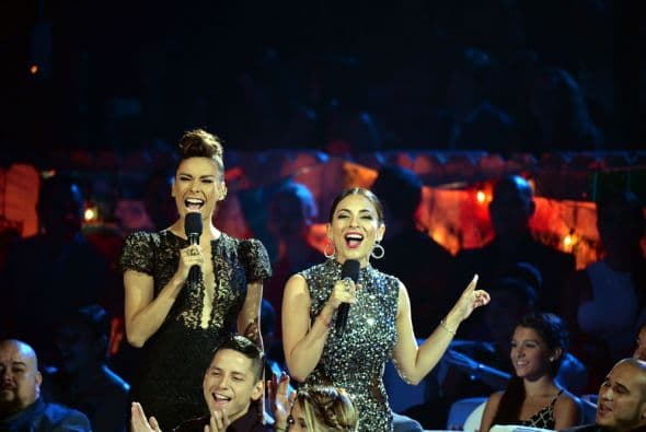 Dos bellezas que iluminaron junta el escenario de Premios Juventud, Galilea Montijo y y Ana Brenda.
