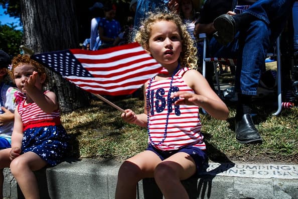 <b><a href="https://www.coronaca.gov/Home/Components/Calendar/Event/31601/18" target="_blank">Riverside:</a></b>
<br>Dónde: Santana Park
<br>Con un desfile del Día de la Independencia, la ciudad de Corona se prepara para celebrar el 4 de julio. La comparsa patriótica se llevará a cabo en Main Street desde la avenida Ontario hasta la calle Olive.
<br>Horario: el desfile comienza desde las 9:00 a.m.
<br>