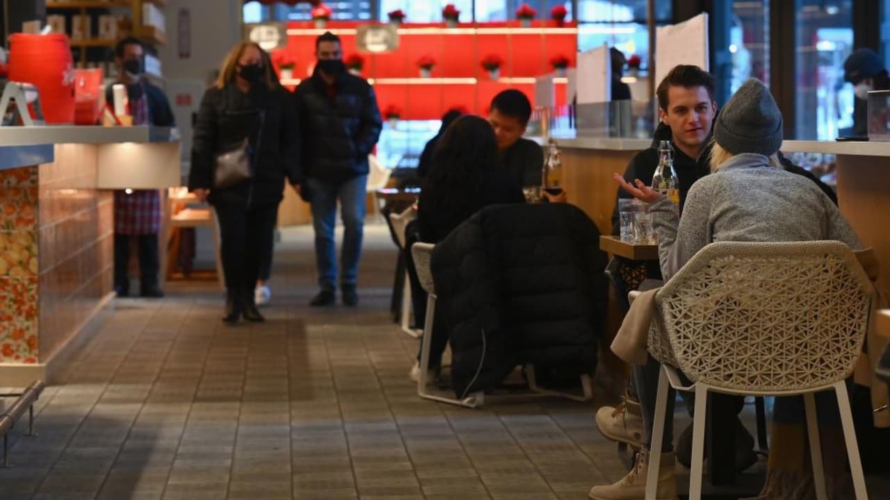 “Es como resplandecer”: San Valentín, un día alentador para dueños de restaurantes en Los Ángeles