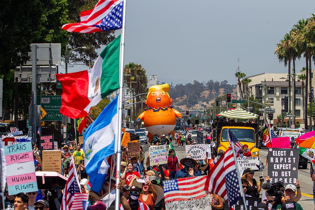 A una voz, Los Ángeles clamó por
<b> los derechos de las personas migrantes y también de las <a href="https://www.univision.com/local/los-angeles-kmex/autoridades-buscan-a-responsables-de-ataques-reiterados-contra-mujer-trans-en-la-video" target="_blank">personas transgénero</a></b>, que se han visto afectados en los pasados meses.
