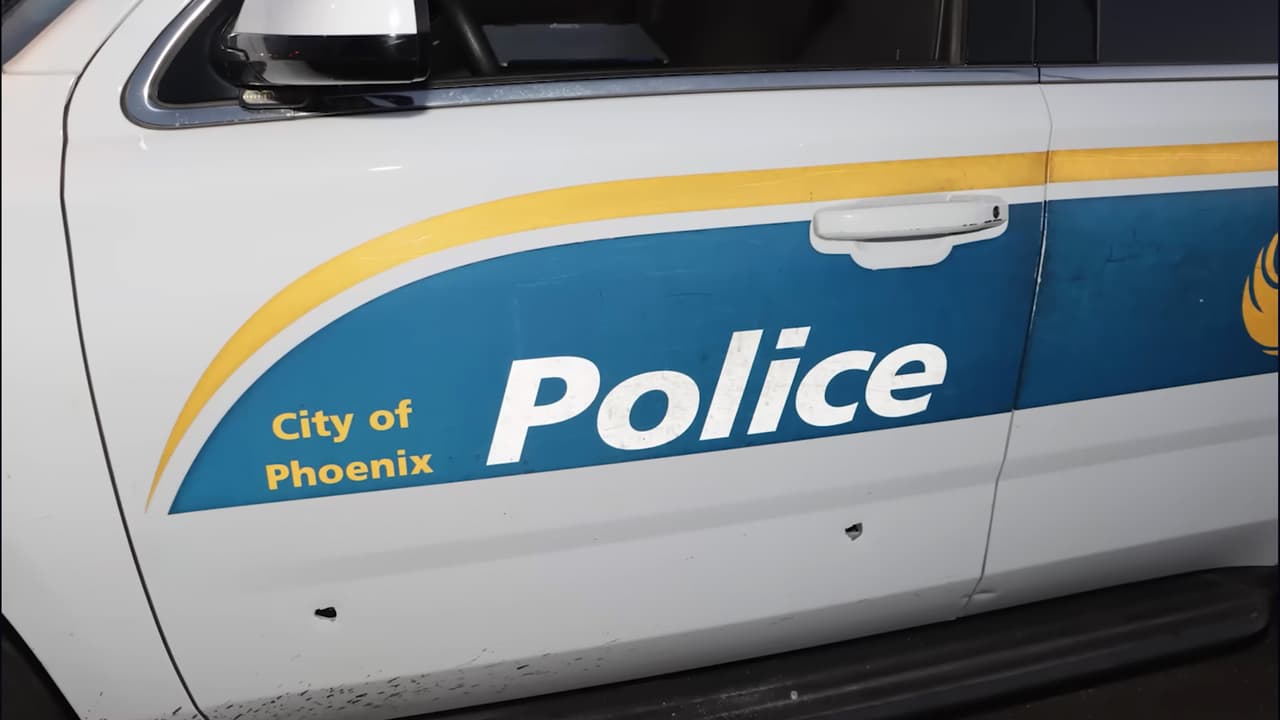 Revelan imágenes de fatal tiroteo entre un presunto ladrón y un oficial de policía de Phoenix.
