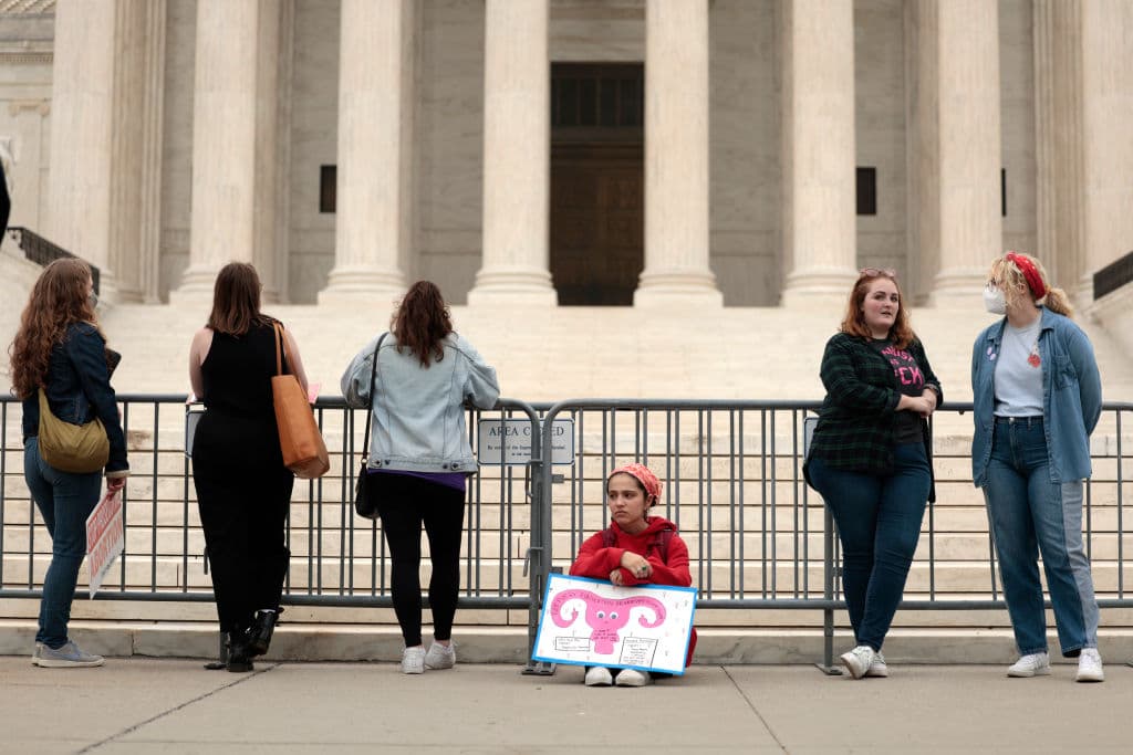 Desde muy temprano, manifestantes en favor al derecho a decidir llegaron frente al máximo tribunal en Washington, DC. Este martes Joe Biden llamó a los estadounidenses a votar en las elecciones legislativas de noviembre para
<b>defender el derecho "fundamental" al aborto.</b>