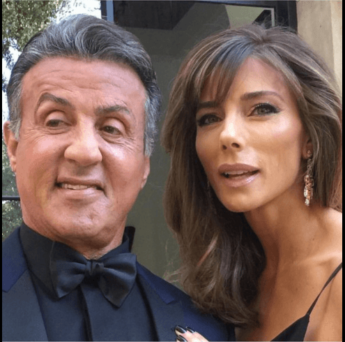 Su hermosa esposa estuvo con él.