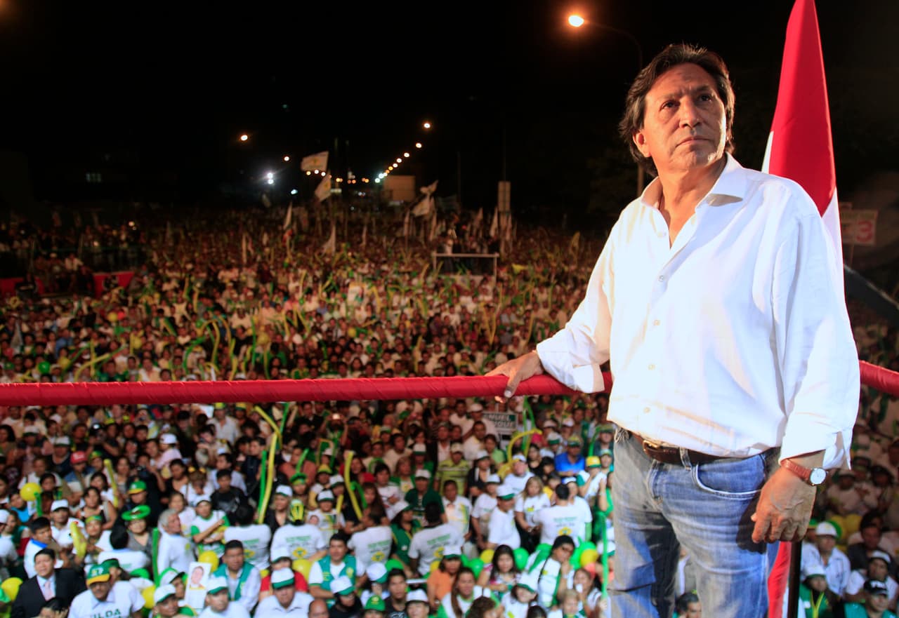 <b>Arresto del expresidente de Perú.</b> El exmandatario peruano Alejandro Toledo fue detenido en julio en el Área de la Bahía como parte de una solicitud de extradición de las autoridades de ese país, donde enfrenta acusaciones de recibir sobornos millonarios de la empresa brasileña Odebrecht. Un juez federal decidió 
<a href="https://www.univision.com/local/san-francisco-kdtv/juez-reconsidera-otorgar-libertad-bajo-fianza-al-expresidente-peruano-alejandro-toledo-detenido-en-eeuu" target="_blank">negarle la libertad bajo fianza</a> ante el peligro de que se fugue del país haciendo uso de sus conexiones.
<br>
<br>
<b><a href="https://www.univision.com/local/san-francisco-kdtv/de-lustrar-zapatos-llego-a-la-presidencia-de-peru-anos-mas-tarde-termino-preso-en-california" target="_blank">Lee la historia aquí</a></b>