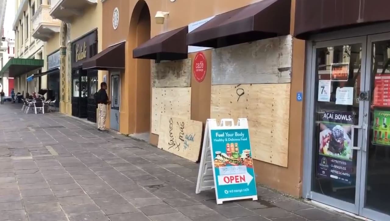 Algunos comerciantes colocaron paneles de madera frente a sus negocios.