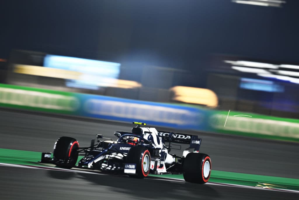 El piloto mexicano Sergio Pérez, quien había quedado octavo en los entrenamientos libres del viernes, saldrá desde la décimo primera posición del Gran Premio de Qatar luego de que no logró clasificar a la Q3.El siete veces campeón del mundo inglés Lewis Hamilton, de Mercedes, arrancará primero en el debutante Gran Premio de Qatar, el vigésimo y antepenúltimo del Mundial de Fórmula Uno, tras haber dominado este sábado la calificación disputada en el circuito de Losail.