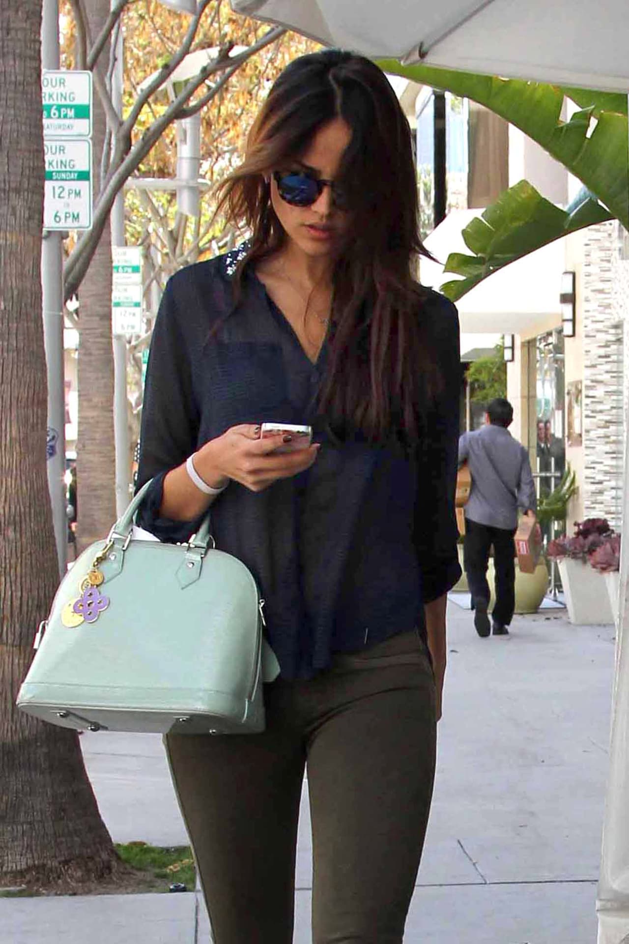 No le quita los ojos de encima.