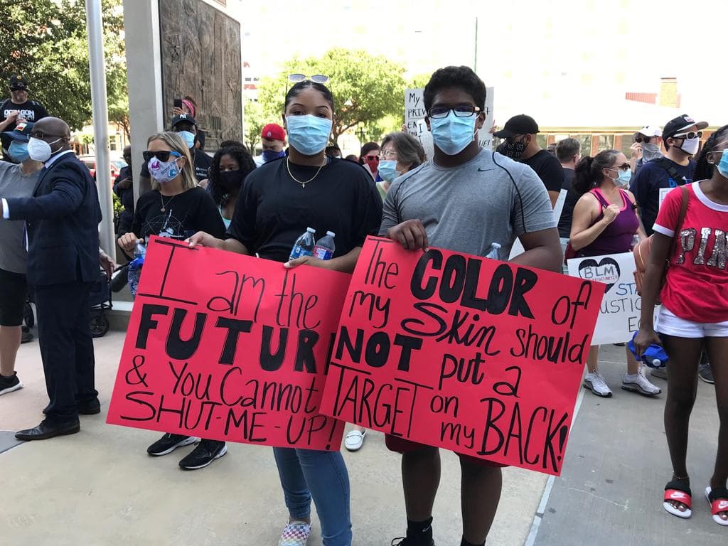 Los manifestantes salieron de la sede de la policía rumbo al ayuntamiento de la ciudad.
<br>
