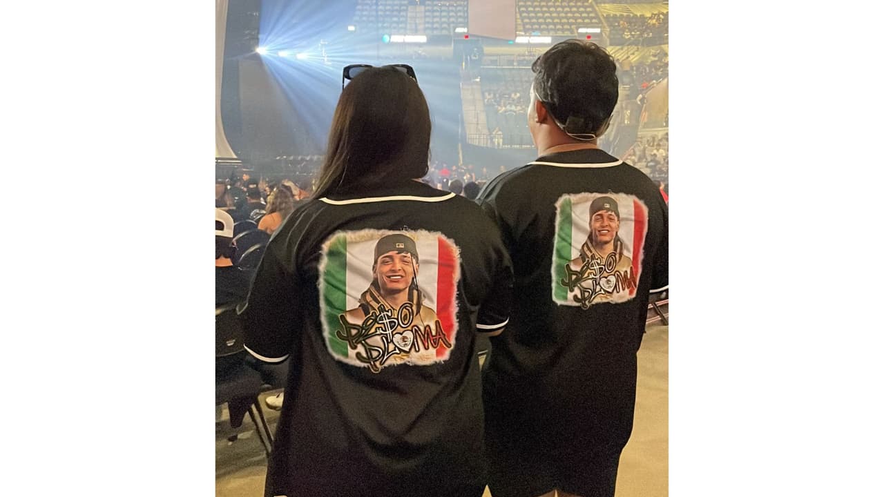 Algunos fans usaron jersey de Peso Pluma.