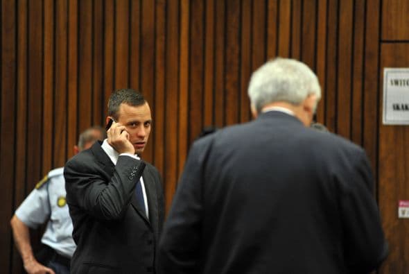 En esos dos primeros días rindieron su testimonio los vecinos del lugar donde vivie Pistorius. Michelle Burger dijo que escuchó gritar a una mujer antes de los disparos.