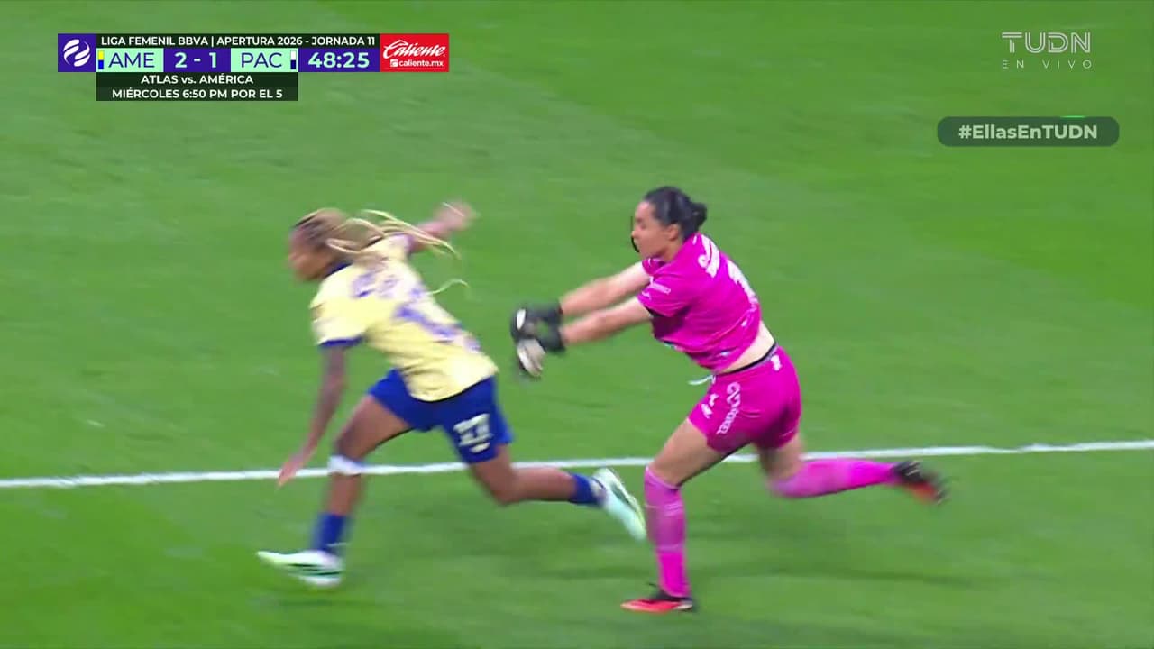 ¡Era penal y expulsión para la guardameta del Pachuca! La central no marca nada