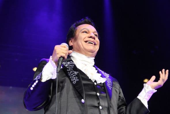 El Divo de Juárez, Juan Gabriel, hizo retumbar Phoenix con su música, su voz y sus bailes, enloqueciendo a miles de fans que llenaron el US Airways Center. Con un "¡Viva México!", Juanga arrancó su gira de conciertos del tour "Volver" ante un auditorio repleto que respondió con la misma pasión. Este ícono mexicano deleitó al público con sus grandes éxitos como "Querida", "El Noa Noa", "Inocente pobre amigo," y "Amor Eterno" entre muchos otros. El cantante se entregó por entero a sus seguidores, quienes cantaron, bailaron, lloraron y hasta aprovecharon para tomarse una selfie en un espectáculo que fue divertido y emotivo a la vez.