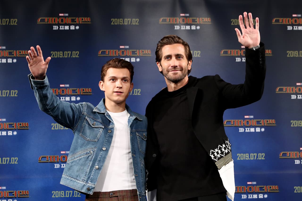'Spider Man Far From Home' se desarrolla en diversos destinos de Europa mientras Peter Parker está de vacaciones con sus amigos, planes que tendrá que suspender para unirse a Mysterio y poder ir en contra de los Elementales, seres que buscan destruir todo a su paso.