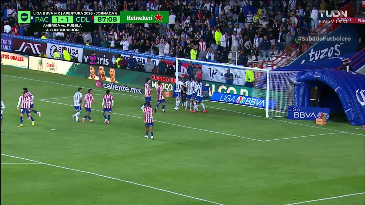 ¡Cerca el segundo de Tuzos! Luego casi se arma el traka traka en el área