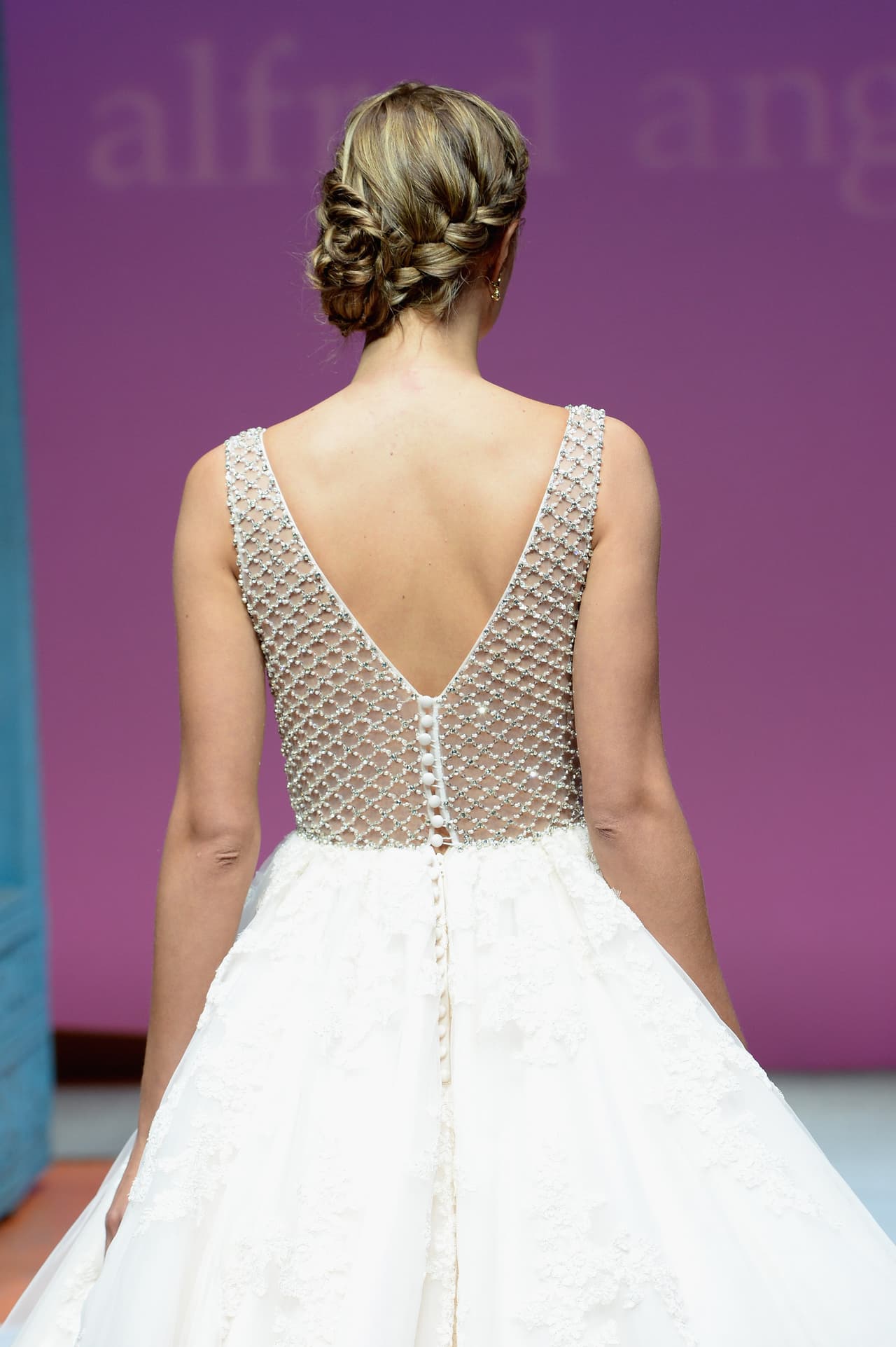 Romántico. Si quieres estar cómoda y ‘chic’, prueba el recogido con trenzas. Según Gonzalez, parecerá que tardaste horas en lograr este ‘updo’ súper fácil, que sólo requiere de muchas trenzas.