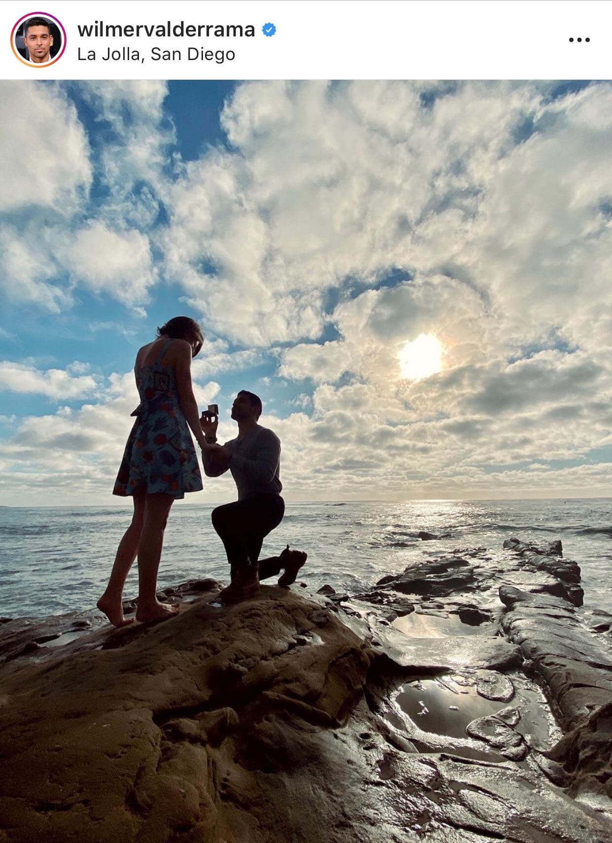 El actor compartió 
<b><a href="https://www.instagram.com/wilmervalderrama/?hl=es-la">esta imagen</a></b> en la que se le ve hincado entregándole la sortija a la modelo en una playa de La Jolla, en San Diego, California.