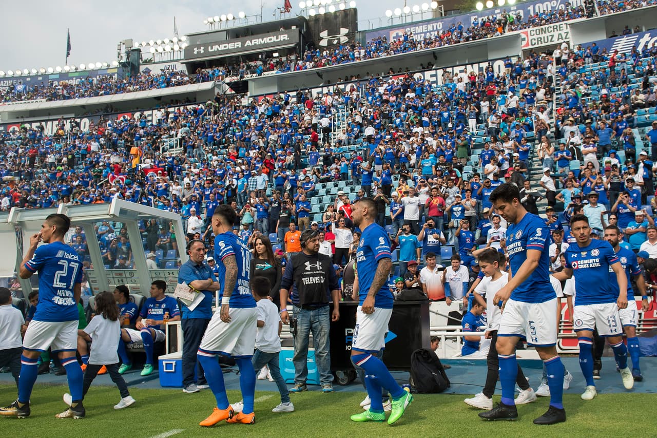 La Máquina celeste saltó al terreno de juego en lo que fue la última vez que el protocolo de la Liga MX sonará en la grama del coloso de la Ciudad de los Deportes.