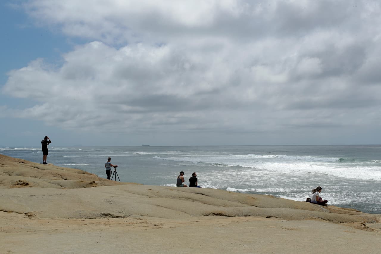 Visitantes del parque Sunset Cliffs en San Diego, California, manteniendo la distancia social. La ciudad autorizó la apertura parcial de los parques el 21 de abril.