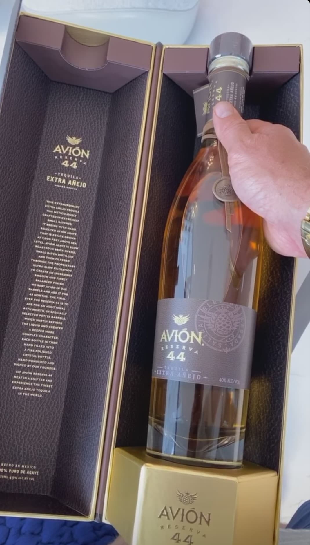 El novio de la conductora dominicana también se hizo presente en las redes sociales y enseñó este tequila que probablemente le regalaron por su cumpleaños.