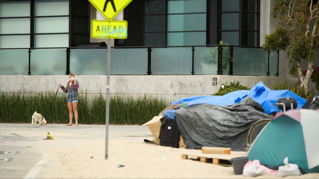 Problema de indigencia en el Malecón de Venice genera polémica entre el jefe de la policía y el alguacil de Los Ángeles