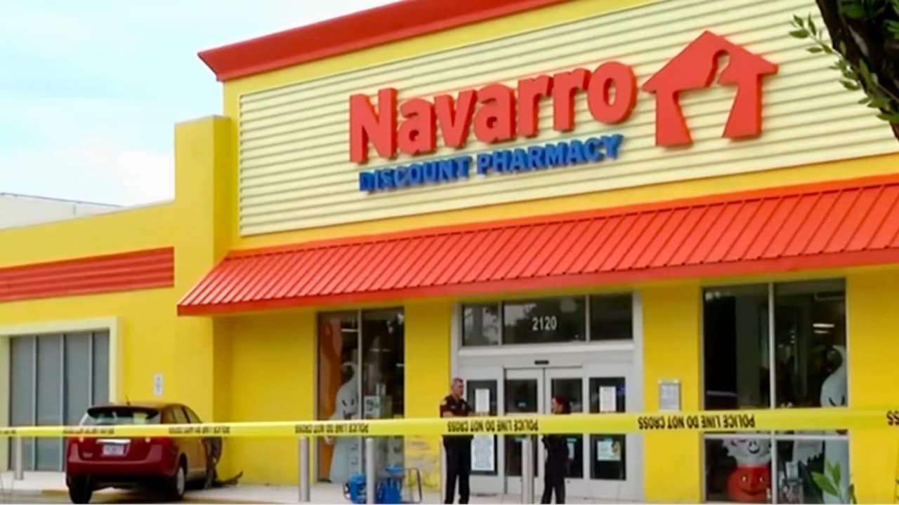 La farmacia se encuentra ubicada en Coral Way y la 32nd Avenue. Aquí se puede ver (der.) la SUV que se impactó en una de las ventanas del local.