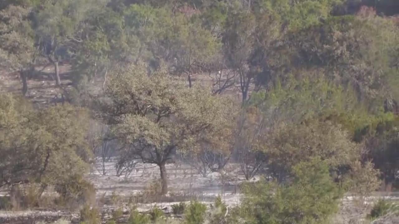 Incendio causa evacuaciones y desviación de rutas escolares cerca de Lago Medina