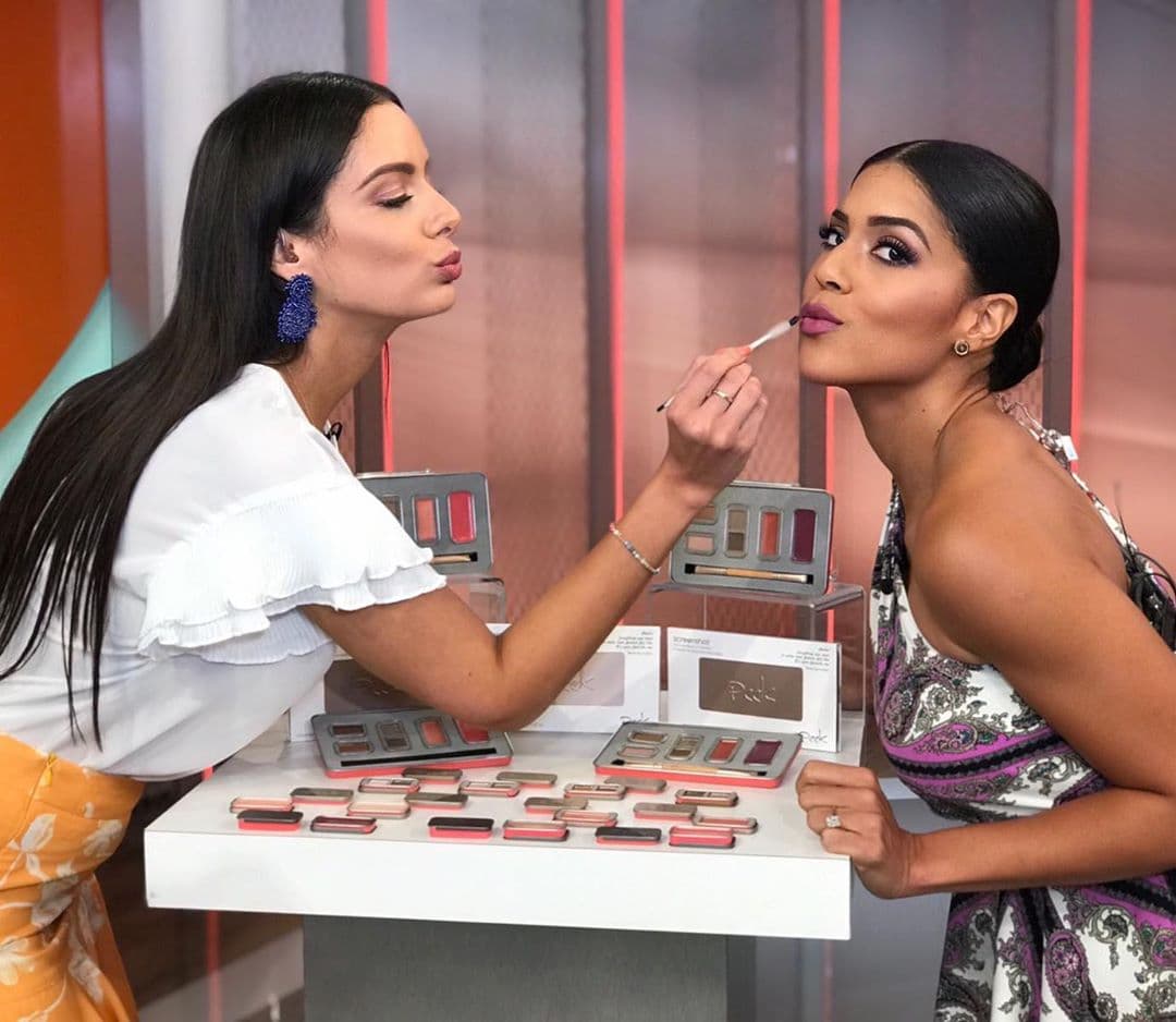 Fran y Aleyda siempre guapas, aquí las vemos agregando un poco de color a sus looks.