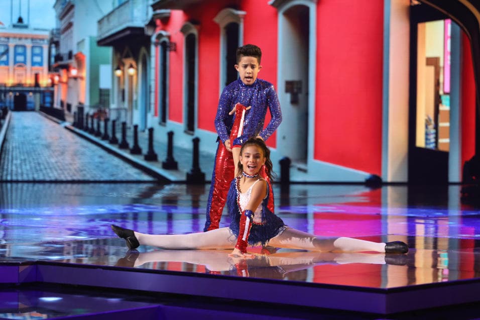 <b>Edrai y Alondra</b> también bailaron la rica salsa de 'Jala jala' derrochando talento.