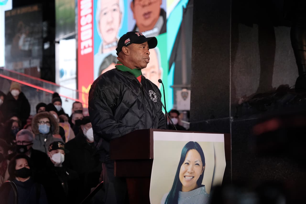 <b>La avientan contra el tren. </b>Michelle Alyssa Go, esperaba el tren R en Times Square el 15 de enero a las 9:40 am, cuando un vagabundo la aventó contra el tren que se aproximaba. La mujer de 40 años residía en Upper West Side. Al ser detenido su agresor, Simon Martial, dijo:
<a href="https://www.univision.com/local/nueva-york-wxtv/la-mate-porque-soy-dios-grita-el-sospechoso-de-lanzar-a-mujer-sobre-el-tren-en-times-square-video">“La maté porque soy Dios”.</a>
<br>