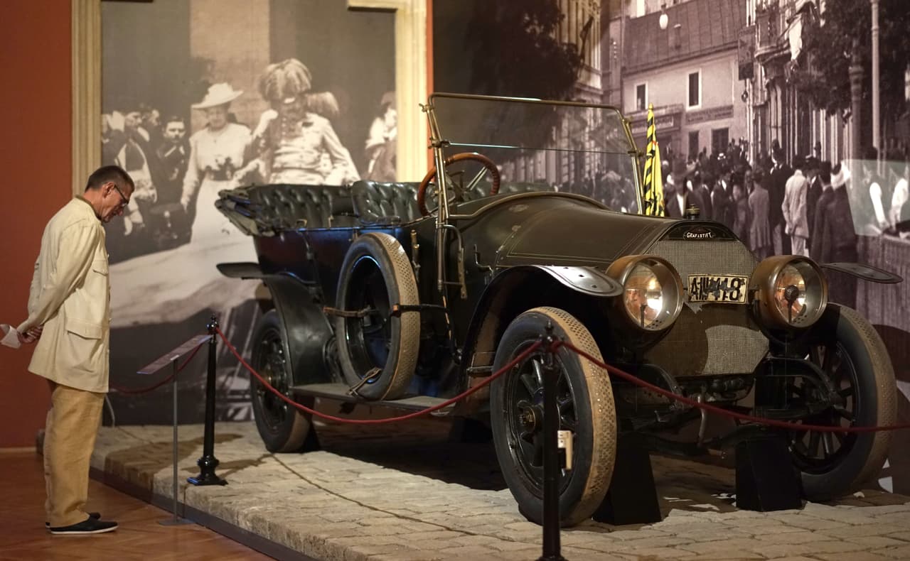 ¿Se puede
<b> culpar a un automóvil</b> por las 18 millones de vidas perdidas en la Primera Guerra Mundial? 
<br>
<br>La razón nos dice que no, pero incontables historias lo culpan de todo tipo de desgracias. Por ejemplo, una de ellas dice que el gobernador de Serbia tomó posesión del vehículo, pero que, después de una serie de accidentes de alta gravedad, decidió destruirlo. El Gräf & Stift fue salvado a último minuto por el médico del gobernador, quien murió tiempo después aplastado por el vehículo después de un aparatoso accidente. 
<br>
<br>La siguiente víctima del auto fue un corredor de autos suizo, quien fue catapultado fuera del Gräf & Stift después de chocar contra un morro, rompiéndose la espalda. Las últimas víctimas fueron un par de campesinos, quienes fueron aplastados por el carro al tratar de empujar al vehículo.
<br>
<br>Estas historias están firmemente grabadas en la cultura popular europea a pesar de que no hay manera de comprobar ninguna de ellas.
<br>
<br>En todo caso, es la licencia del Gräf & Stift la que debió haberle dado una reputación como símbolo de esperanza ya que predijo con exactitud la fecha en que fue firmado el armisticio que puso fin a la Primera Guerra Mundial. En la placa se lee: A III 118, lo que algunos interpretan como 
<b>A</b>rmisticio 
<b>11/11/18</b>. La paz fue firmada el 11 de noviembre de 1918, en el bosque de Compiègne, en Francia.