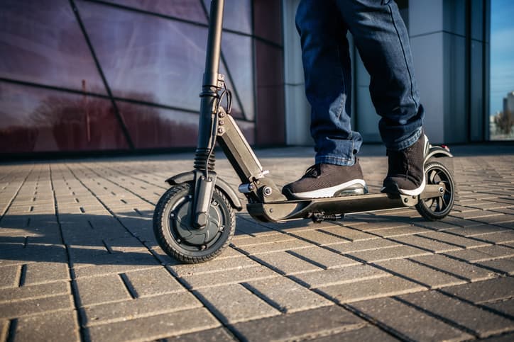 <b><i>Scooters</i>, siempre con casco y equipo de seguridad</b>. Las 
<i>scooters</i> son uno de los juguetes más codiciados, pero los accidentes relacionados con ellas han ido aumentando. Según la Comisión de Seguridad para Productos del Consumidor, este año se reportaron casi 42,000, un 17% que en el año anterior. Si tu hijo usará una, así como una patineta o una 
<i>hoover board</i>, asegúrate de que sea apta para su edad y de que tenga un casco y equipo de seguridad de su talla.
<br>
<br>